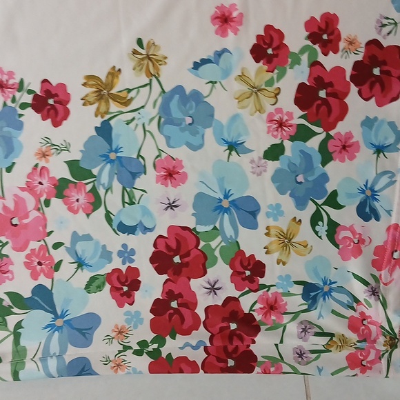 White silky top with floral design NWOT - Picture 3 of 6